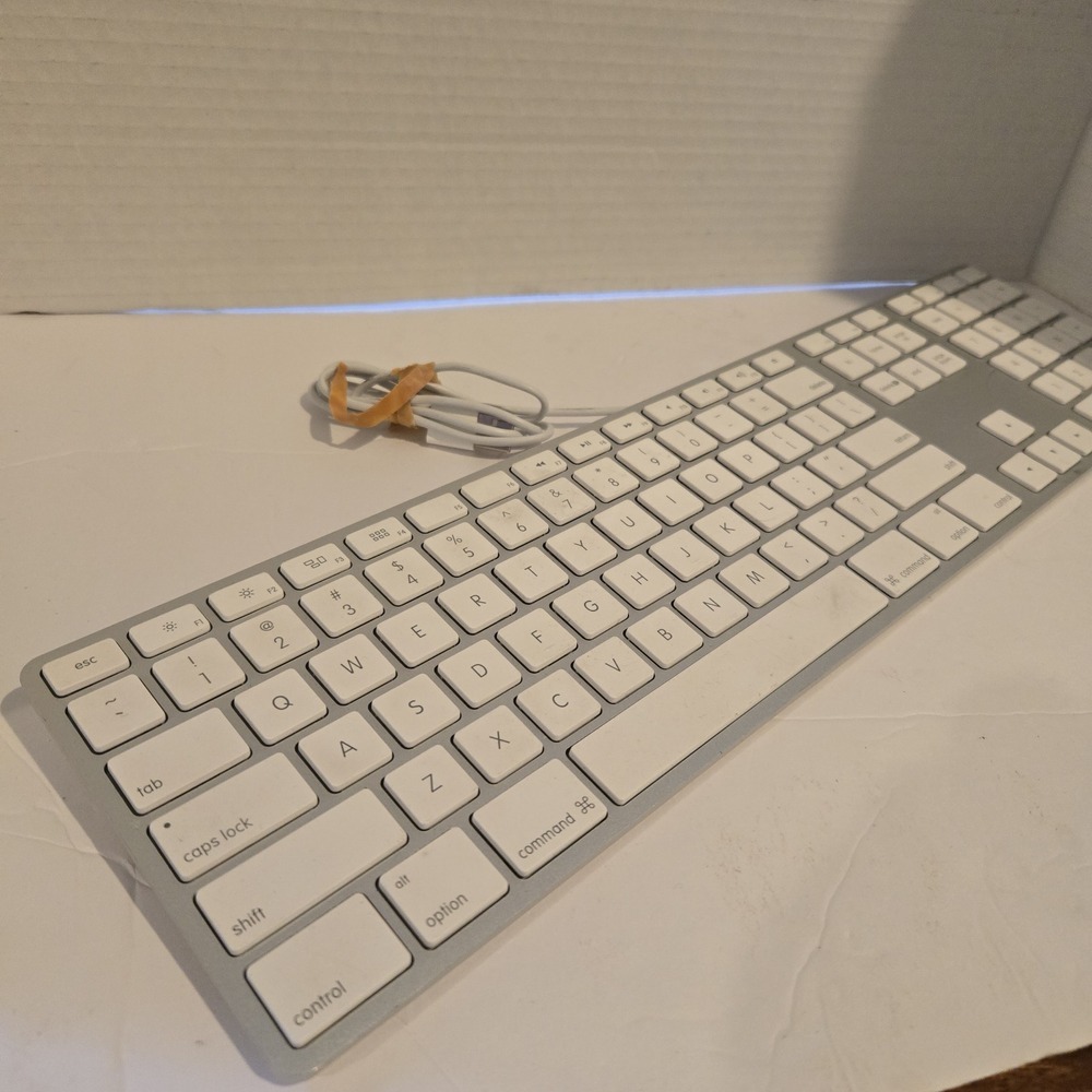Genuine Apple‎ A1243 Wired Mac Standard USB Keyboard w/ Numeric Keypad